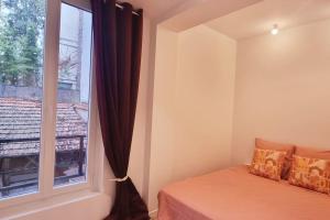 a small bedroom with a window and a bed at THE GREEN NATURE NEXT TO DISNEY AND PARIS in Thorigny-sur-Marne
