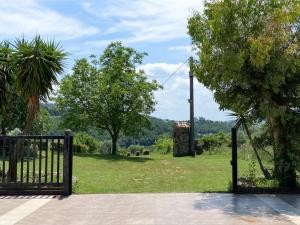 um portão aberto para um campo com árvores e relva em B&b Monticella Contursi Terme em Contursi Terme