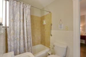 ein Bad mit einer Badewanne, einem WC und einer Dusche in der Unterkunft Historic Home on Farm, 15 Mi to Williamsport! 