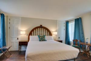 Llit o llits en una habitació de Historic Home on Farm, 15 Mi to Williamsport!