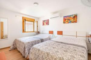 セビリアにあるEl Remansoの白い壁の部屋にベッドが2つある