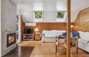 ein Wohnzimmer mit einem Sofa und einem Kamin in der Unterkunft Cozy Home In Nykbing Sj With Kitchen in Klint
