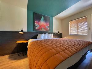 En eller flere senge i et værelse på Sessions Retreat & Hotel