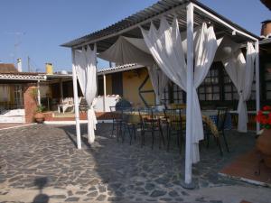 een patio met witte parasols en tafels en stoelen bij Páteo das Laranjeiras in Tomar