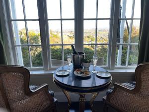 una mesa con un plato de comida delante de una ventana en Cashmere Hills Mountain Views Apartment, 