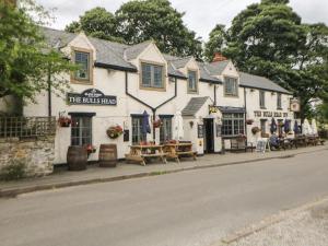 a pub on the side of the street at Sycamore Cottage in Hucklow