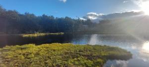 een uitzicht op een meer met de zon bij CASA DE LA LAGUNA in Ushuaia +11 foto's