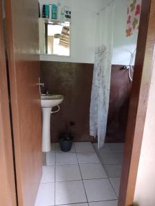 ein Bad mit einem Waschbecken und einem WC in der Unterkunft Caminhos de Caravaggio - Hostel Parada dos Caminhantes in Nova Palmira