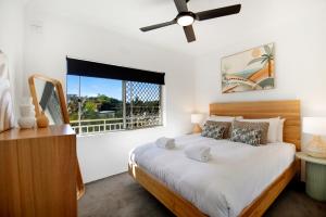 Un dormitorio con una cama grande y una ventana. en Ocean Spray 7, en Coffs Harbour 13 fotos más