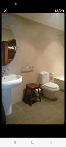 een badkamer met een wastafel, een toilet en een tafel bij A pie de playa de Ribeira in Ribeira