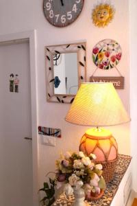 une table avec une lampe, un miroir et des fleurs dans l'établissement Apartments by the sea Opatija - Volosko, Opatija - 7846, à Volosko