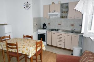 Kuchyň nebo kuchyňský kout v ubytování Apartments by the sea Valun, Cres - 8081