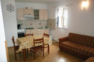 Kuchyň nebo kuchyňský kout v ubytování Apartments by the sea Valun, Cres - 8081