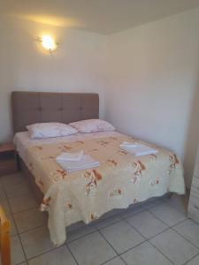 Postel nebo postele na pokoji v ubytování Apartments by the sea Valun, Cres - 8081