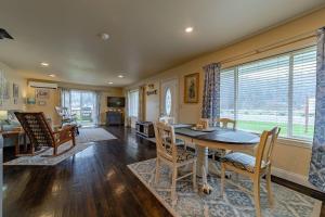 uma cozinha e sala de estar com mesa e cadeiras em Elk Meadow Cabins Ranch Site Oreq-A em Orick