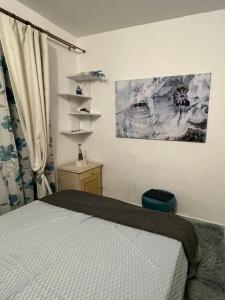 Posteľ alebo postele v izbe v ubytovaní Cozy Corfu Bungalow 5 minutes to Aqualand