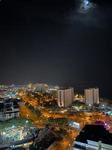 uitzicht op een stad 's nachts met verlichting bij Atlantic Sunset Floor - Las Americas in Playa de las Americas