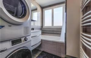 uma máquina de lavar roupa na casa de banho com uma janela em Le Petit Horloge em Rouen