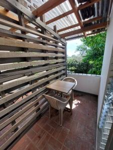 pared de madera con mesa y silla en el patio en 1Brm Apartment few steps to Malls, en Antiguo Cuscatlán