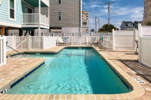 Bassein majutusasutuses Emerald Pointe Condos, Unit 2-B või selle lähedal