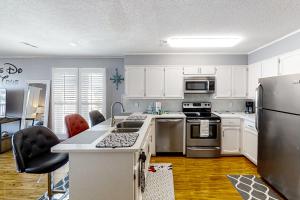 Köök või kööginurk majutusasutuses Emerald Pointe Condos, Unit 2-B