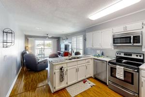 Köök või kööginurk majutusasutuses Emerald Pointe Condos, Unit 2-B