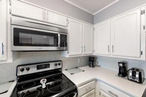 Köök või kööginurk majutusasutuses Emerald Pointe Condos, Unit 2-B