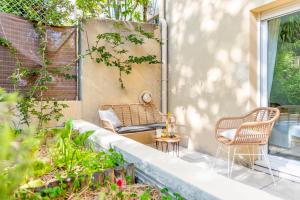 d'une terrasse avec 2 chaises et un banc. dans l'établissement Bao Location - le Regimbaud, à Toulon
