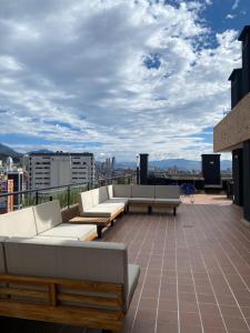 Rõdu või terrass majutusasutuses Hermosa Vista en Chapinero cómodo wifi