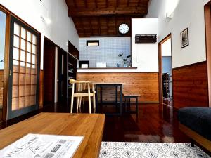 un soggiorno con tavolo e cucina di 奄美の一棟貸切りヴィラ Amalog アマログ ad Akaogi