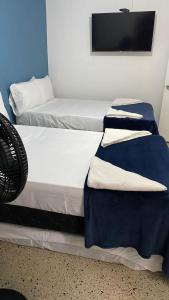 سرير أو أسرّة في غرفة في Aparta Hotel Mediterráneo Estadio