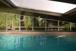 una piscina con un grupo de ventanas en Quinta das Gerais en Marco de Canavezes