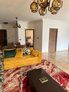 a living room with a yellow couch and a table at Miramonte in Tétouan