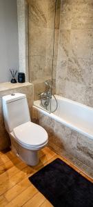 ห้องน้ำของ Homebird Property - Rutland Apartment