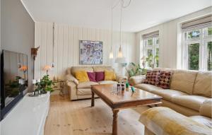 尼堡的住宿－4 Bedroom Nice Home In Nyborg，客厅配有两张沙发和一张咖啡桌