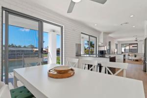 Fotografie z fotogalerie ubytování 4 bedroom fabulous home on canal v destinaci Mooloolaba