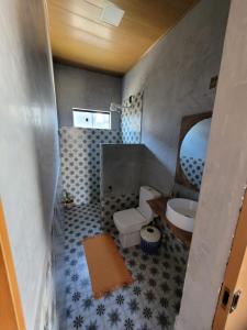 Villa Maré Guaratiba Beach في برادو: حمام صغير مع مرحاض ومغسلة
