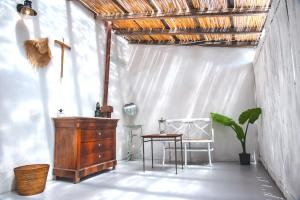リーパリにあるCasa Zuleikaの木製ドレッサーとテーブル付きの部屋