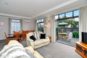 En sittgrupp på Country Club Terrace - Christchurch Holiday Homes