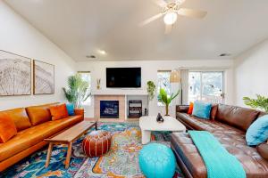 ein Wohnzimmer mit Sofa und Tisch in der Unterkunft Adventurer's Haven in Flagstaff