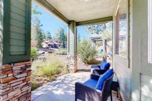 un porche con sillas azules en una casa en Adventurer's Haven, en Flagstaff