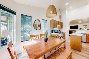 uma cozinha e sala de jantar com uma mesa de madeira em Adventurer's Haven em Flagstaff