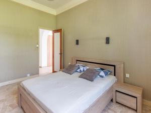 um quarto com uma grande cama branca e 2 almofadas em Spacious holiday home in Saint-Julien-du-Verdon with garden em Saint-Julien-du-Verdon