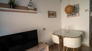 Telewizja i/lub zestaw kina domowego w obiekcie Apartamento Los Patos Beach