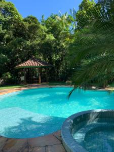 Guest House Tânia Alves游泳池或附近泳池