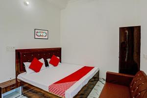Кровать или кровати в номере Rudra Banquet And Resorts