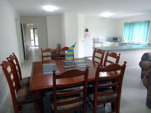 een keuken en eetkamer met een houten tafel en stoelen bij Relaxing Holiday Home Pets Are Welcome in Victor Harbor