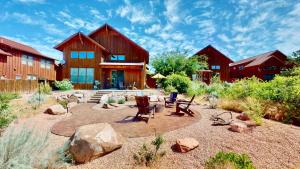 ein Haus mit einem Garten mit Stühlen und Steinen in der Unterkunft Rim View Retreat #14 in Moab