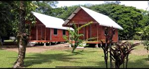 Сад в Cabinas Tortuguero Sports Fishing