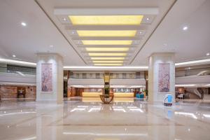 a lobby of a building with a large ceiling at Xiamen Xiang An Yi Hao Hotel in Xiamen